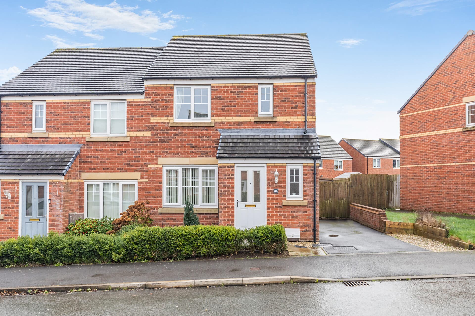 Ffordd Dewi, Oakenholt, CH6